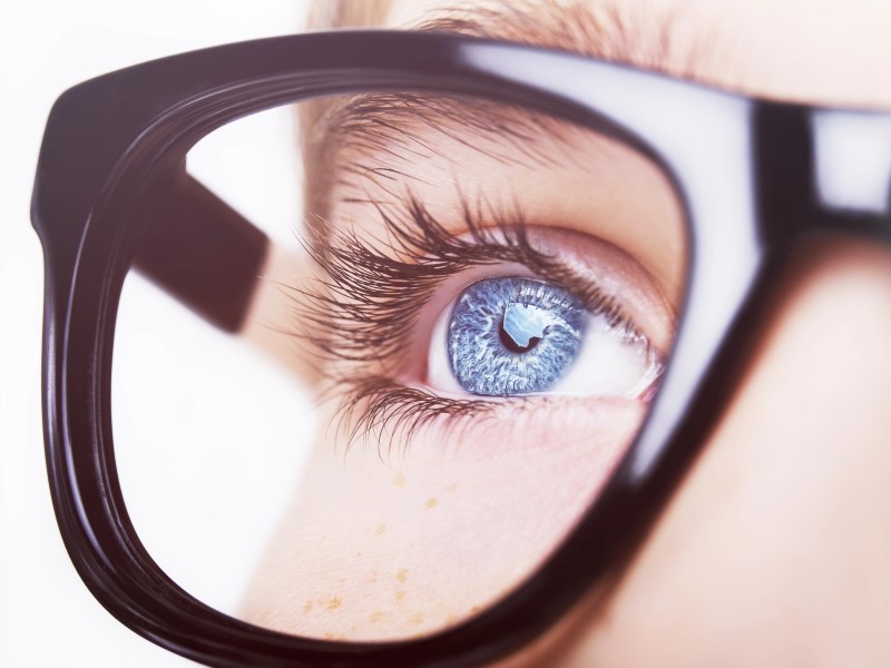 Brille mit macroaufnahme auf auge