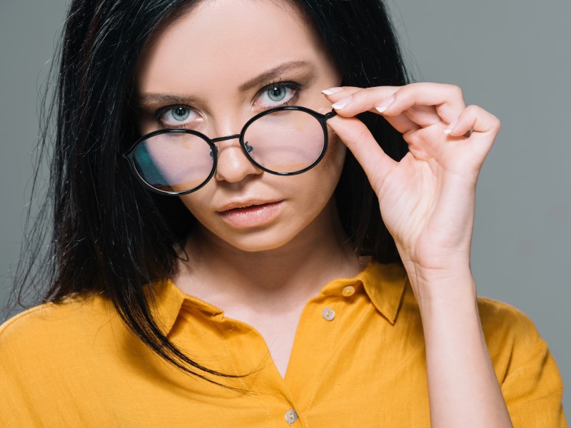 Junge frau mit markenbrille