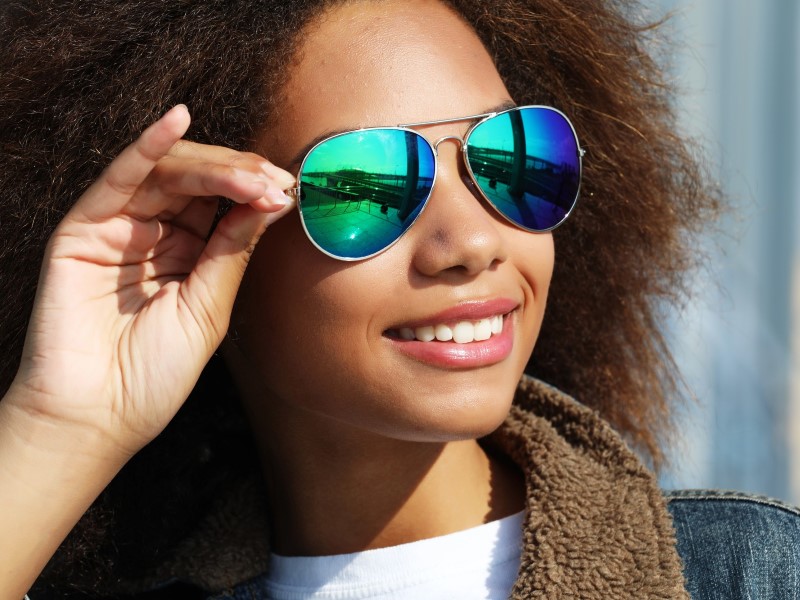 Moderne frau mit sonnenbrille