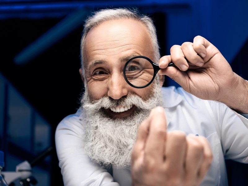 Professor mit lupe